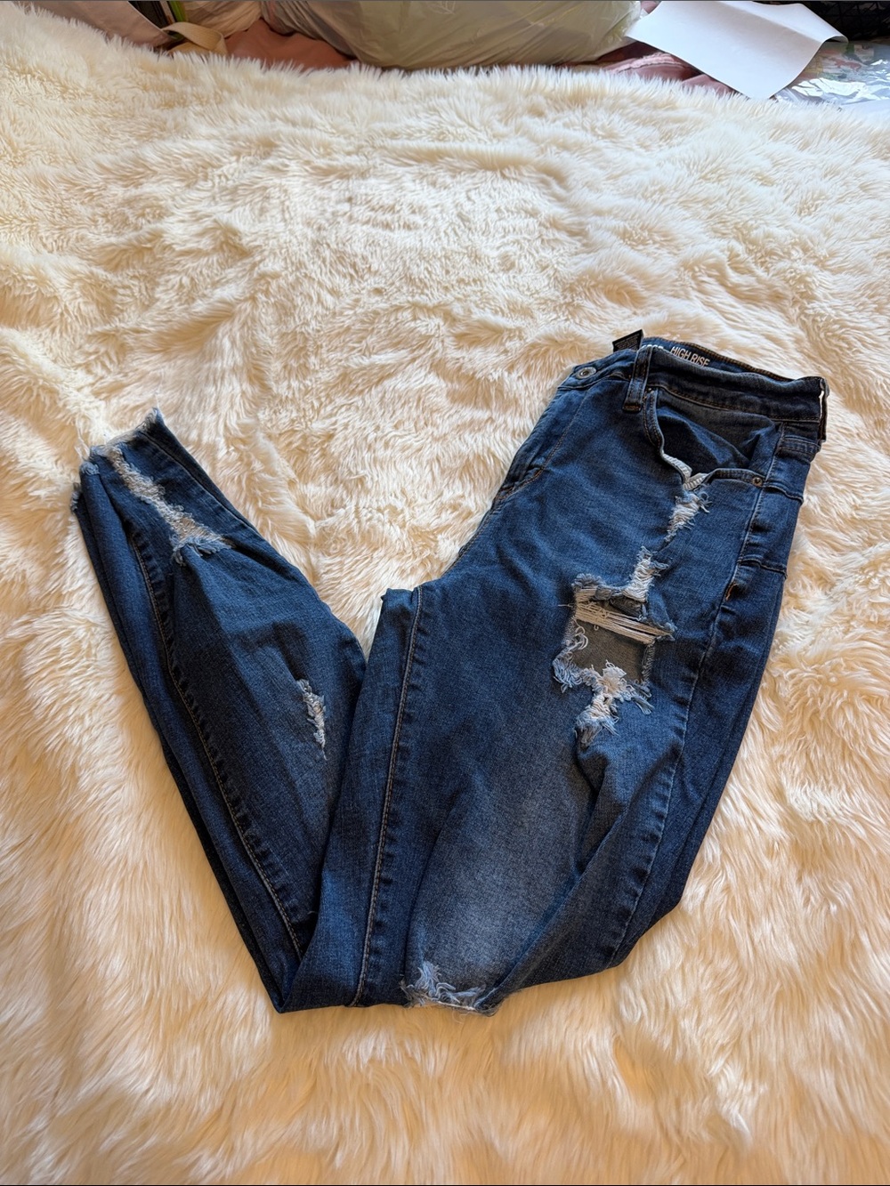 Ripped Skinny Jeans in Dark Blue Wash